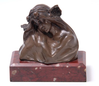 Lot 298 - AFTER H MÜLLER AN ART NOUVEAU STYLE BUST...