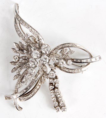 Lot 223 - A VINTAGE 18ct WHITE GOLD AND DIAMOND BROOCH...