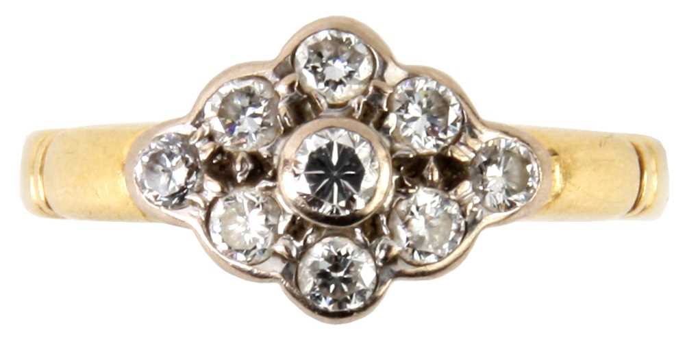 Lot 213 - AN 18ct YELLOW GOLD AND DIAMOND CLUSTER RING