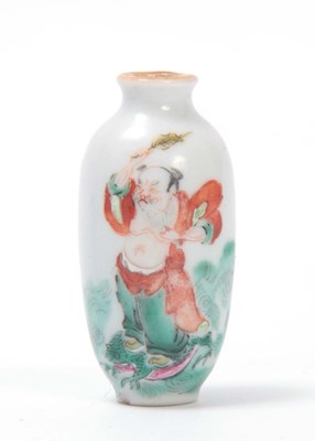 Lot 102 - A 19TH CENTURY CHINESE FAMILLE VERTE SNUFF...