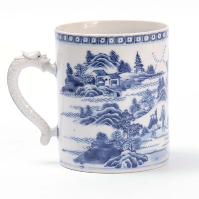 Lot 96 - AN 18TH CENTURY CHINESE BLUE AND WHITE MUG...
