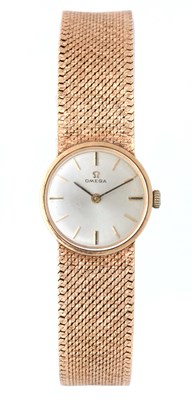 Lot 178 - A LADIES 9CT GOLD OMEGA WRIST WATCH on...