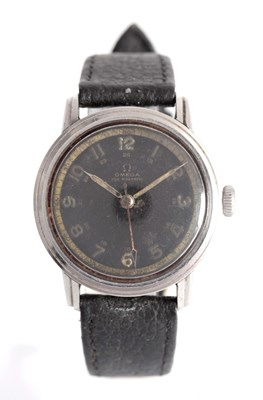 Lot 173 - A GENTLEMAN'S 1940's MILITARY STYLE OMEGA...