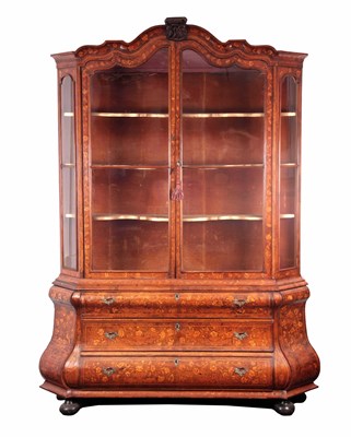 Lot 1089 - AN EARLY 18TH CENTURY DUTCH FIGURED WALNUT AND...