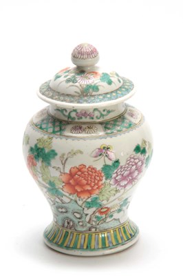 Lot 151 - A CHINESE FAMILLE VERTE BULBOUS SHAPED LIDDED...