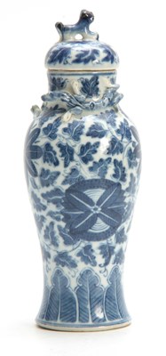 Lot 163 - AN 18TH/19TH CENTURY BLUE AND WHITE CHINESE...