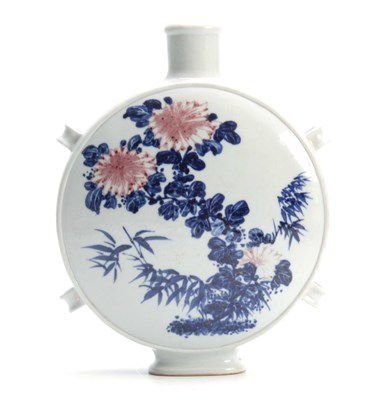 Lot 177 - AN 18TH / 19TH CENTURY CHINESE MOON FLASK...