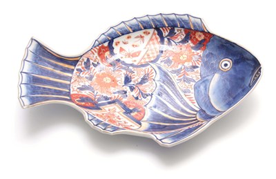 Lot 187 - A LARGE LATE 19TH CENTURY CHINESE IMARI FISH...