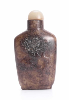 Lot 198 - A CHINESE BROWN AND GREEN JADE SNUFF BOTTLE...