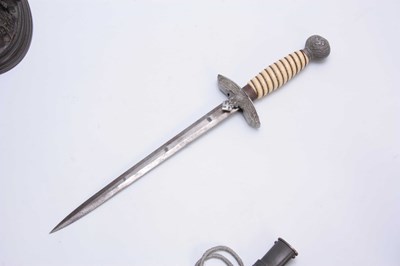 Lot 262 - A WW2 GERMAN NAZI LUFTWAFFE DAGGER having a...