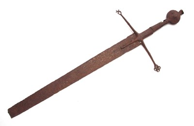 Lot 270 - A 15th/16th CENTURY SCOTTISH CLAYMORE SWORD in...