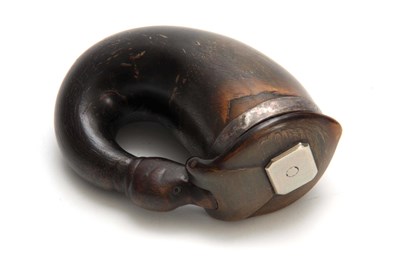 Lot 525 - A 19TH CENTURY CURVED HORN BIRDS HEAD SNUFF...