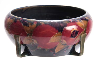 Lot 55 - AN EARLY 20TH CENTURY MOORCROFT BOWL DECORATED...