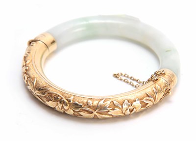 Lot 652 - AN ORIENTAL HALF HINGED JADE AND SILVER GILT...