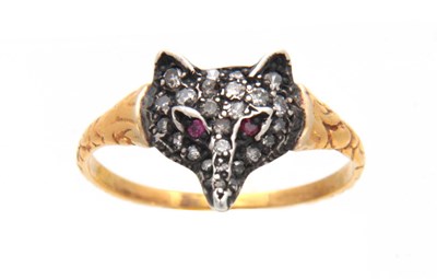 Lot 669 - A FINE YELLOW GOLD AND JEWELLED FOXES HEAD RING