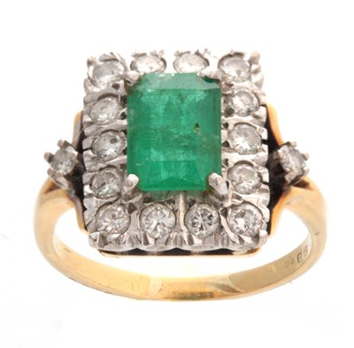 Lot 678 - AN 18CT YELLOW GOLD EMERALD AND DIAMOND...