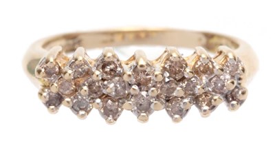 Lot 687 - A 14CT GOLD AND DIAMOND CLUSTER RING.