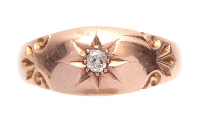 Lot 692 - AN EDWARDIAN GOLD AND SOLITAIRE DIAMOND RING