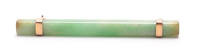 Lot 693 - A JADE AND GOLD MOUNTED BAR BROOCH 7cm wide.