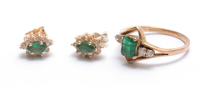 Lot 696 - AN 18CT GOLD RING AND EARRINGS SET WITH...