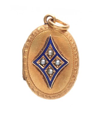 Lot 697 - A 15CT GOLD OVAL LOCKET INLAID WITH ENAMEL AND...