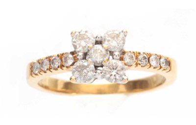 Lot 698 - AN 18CT GOLD AND DIAMOND SET DAISY FLOWERHEAD...