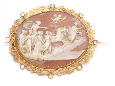 Lot 733 - A LARGE CAMEO BROOCH depicting a horse-drawn...