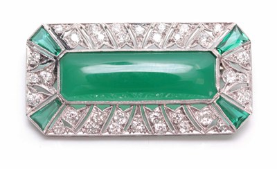 Lot 748 - AN ART DECCO EMERALD AND DIAMOND SET WHITE...