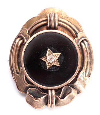 Lot 754 - A VICTORIAN GOLD METAL MOURNING BROOCH of oval...