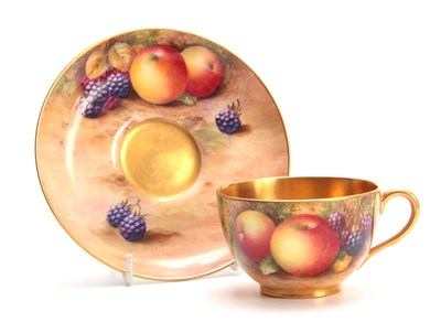 Lot 87 - AN EARLY 20TH CENTURY ROYAL WORCESTER FRUIT...
