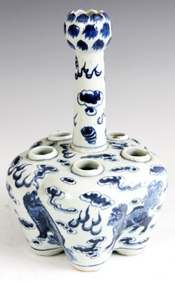 Lot 113 - A 19th CENTURY CHINESE BLUE AND WHITE TULIP...