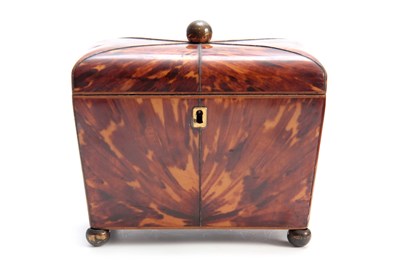 Lot 916 - AN EARLY 19TH CENTURY TORTOISESHELL TEA CADDY...