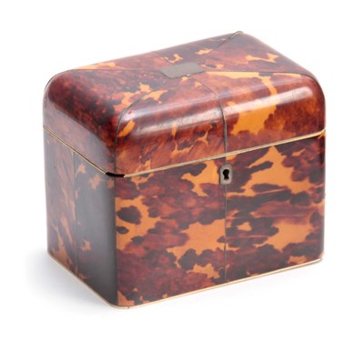 Lot 917 - AN EARLY 19TH CENTURY TORTOISESHELL TEA CADDY...