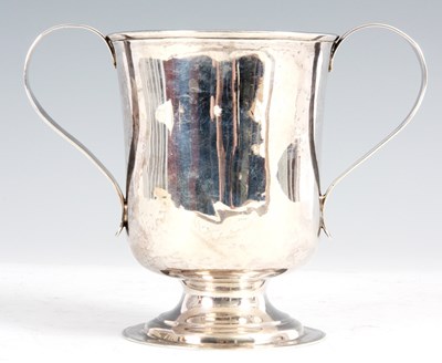 Lot 289 - A GEORGE III SILVER LOVING CUP with pedestal...