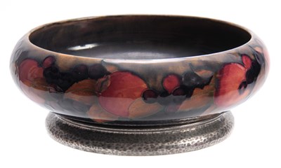 Lot 51 - AN EARLY 20th CENTURY MOORCROFT POMEGRANATE...