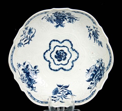 Lot 77 - A FIRST PERIOD WORCESTER BLUE AND WHITE...