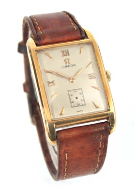 Lot 200 - A GENTLEMAN'S 18CT GOLD OMEGA WRIST WATCH on a...