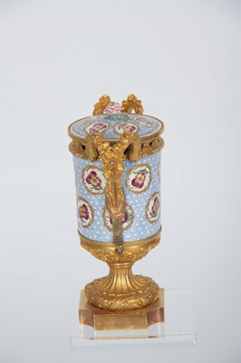 Lot 39 - AN 18th CENTURY SEVRES PORCELAIN ORMOLU...