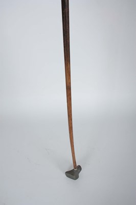 Lot 418 - FRED SAUNDERS: A PATENTED STRAIGHT LINE PUTTER,...