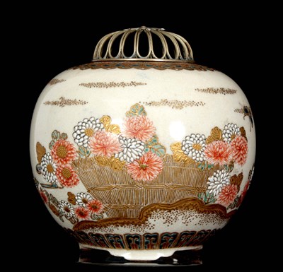 Lot 54 - A LATE 19TH CENTURY JAPANESE SATSUMA BULBOUS...