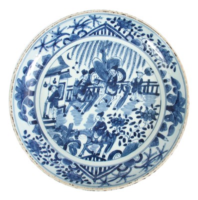 Lot 77 - A 17TH/18TH CENTURY CHINESE BLUE AND WHITE...