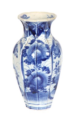 Lot 78 - A 19th CENTURY ORIENTAL BLUE AND WHITE BULBOUS...