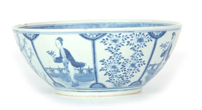 Lot 79 - A LARGE 18th CENTURY CHINESE BLUE AND WHITE...