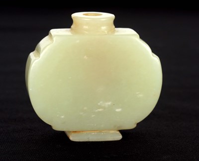 Lot 122 - A QUING DYNASTY CHINESE PALE GREEN JADE SNUFF...