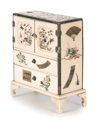 Lot 139 - A 19TH CENTURY JAPANESE IVORY SHIBAYAMA...