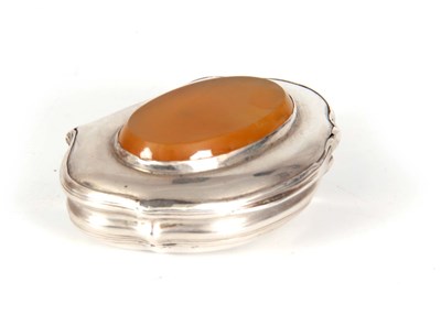 Lot 252 - A GEORGIAN SCOTTISH SNUFF BOX with oval amber...