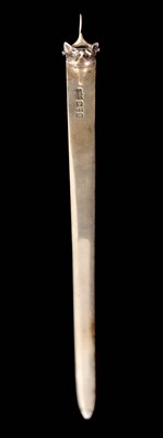 Lot 255 - AN EARLY 20TH CENTURY SILVER LETTER OPENER...