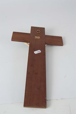 Lot 462 - A LATE 19TH CENTURY CARVED IVORY CRUCIFIX...