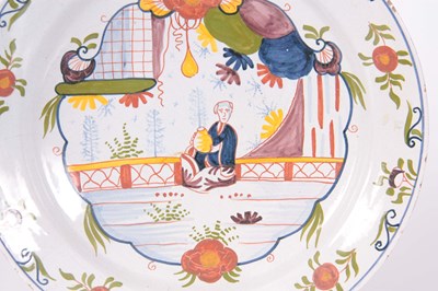 Lot 70 - AN EARLY 18TH CENTURY POLYCHROME DELFT CHARGER...