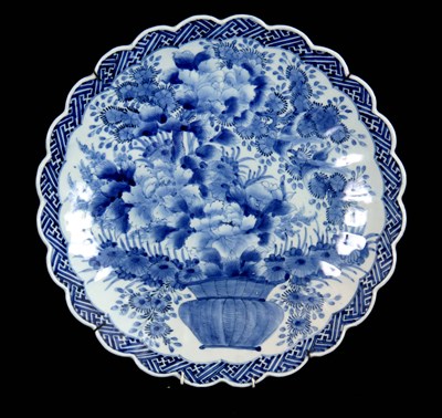 Lot 83 - A 19TH CENTURY CHINESE PORCELAIN CHARGER...